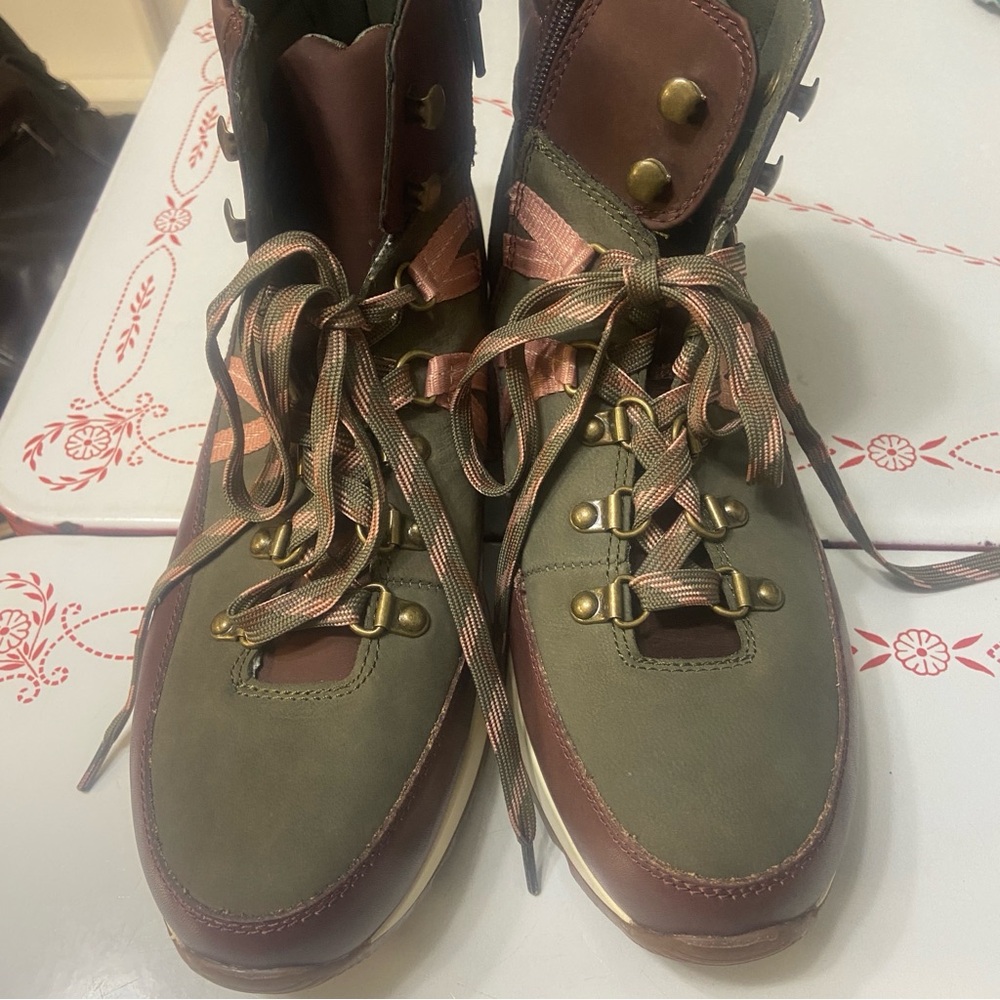 NWOT Alex Marie Boots Size 10M green/brown/salmon leather/fabric upper